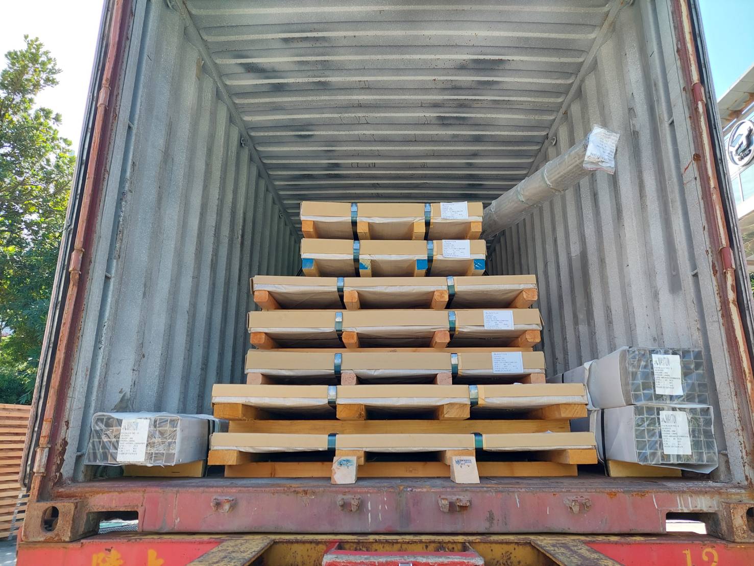 container loading with stainless steel sheets and tubes